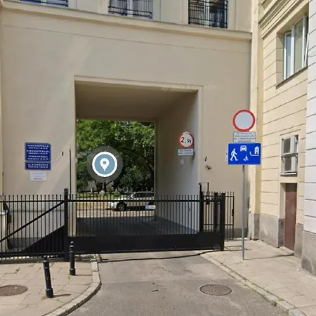 Srodmiescie Pl. Zbawiciela Varšava